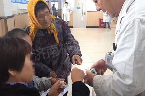 神康救助的摔锅砸碗打老母亲的张兆金变身“柔情汉”