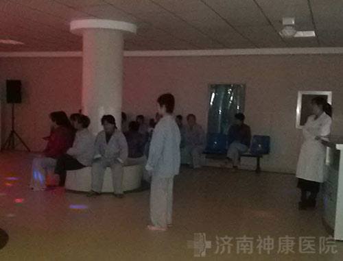 神康医患联欢会上患者表演节目